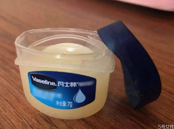 凡士林可以涂着过夜吗 凡士林用水能洗掉吗