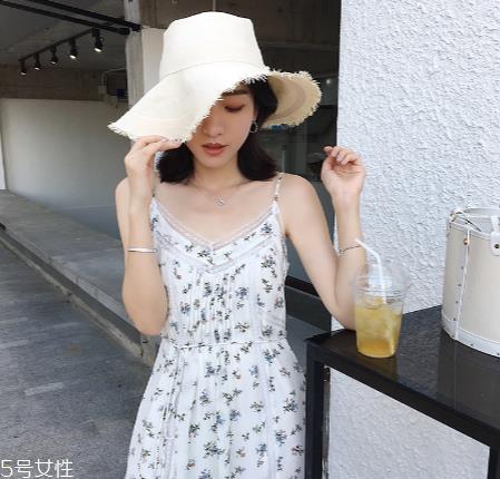 碎花吊带裙搭配图片 做夏日的花仙子