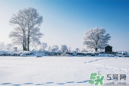 下雪适合穿什么衣服？下雪穿什么衣服保暖？