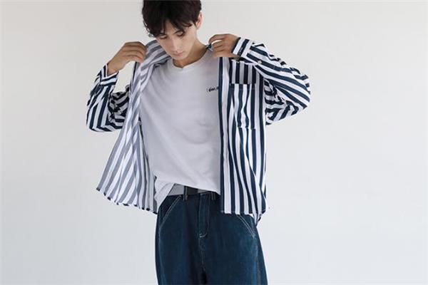 竖条纹衬衫怎么搭配 男生竖条纹衬衫搭配图片