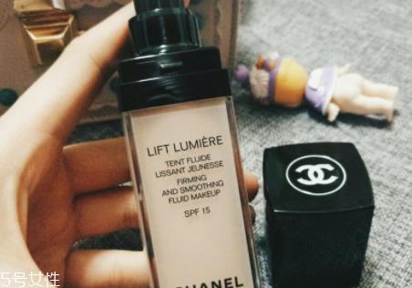 香奈儿粉底液哪款好？紧颜焕彩粉底液干皮救星