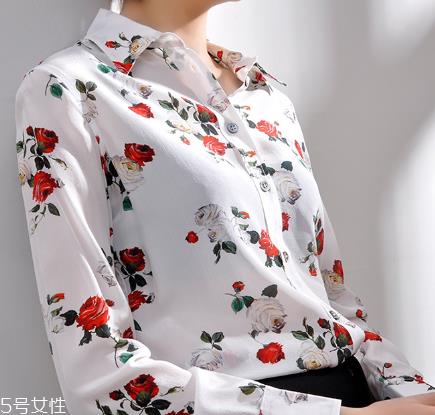 怎么穿衣服有女人味？跟着她学就对了