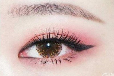 ​化妆什么时候贴假睫毛 如何化妆粘贴假睫毛