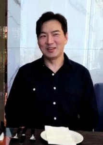 ​宋一国出道25周年胖成大叔 三胞胎13岁腿长惊人 与法官妻子