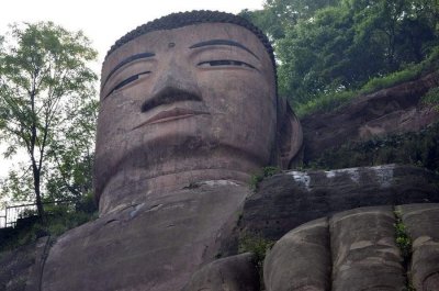 ​乐山大佛的“整容式”修复完成，网友：整容失败，路转黑！