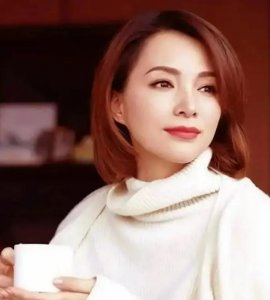 ​她是董卿的“央视一姐”，成功男人背后一定有一个优秀的女人