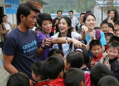 ​牛津硕士的学历却演了一辈子的傻子，终成喜剧之王，捐款20亿