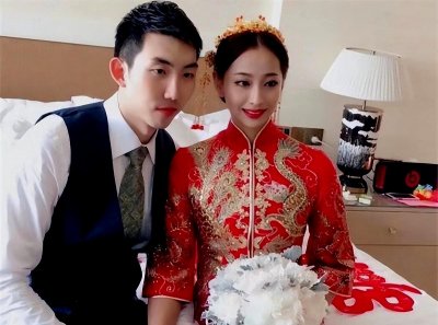 ​回顾：前女排国手王茜近况：嫁2米篮球硬汉继承父业，与儿子亲亲