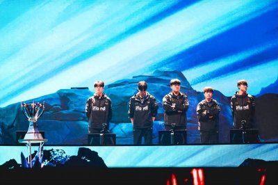 ​T1夺冠后虎牙首播全员学中文！Faker发音标准，Zeus节目效果拉满