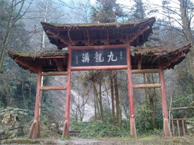 ​成都郊县崇州的九龙沟：水潭碧绿、瀑布飞挂，还可漂流
