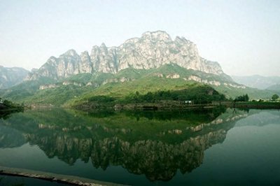 ​山西凤凰欢乐谷：以山、水、崖、洞、林为特色的休闲度假旅游区