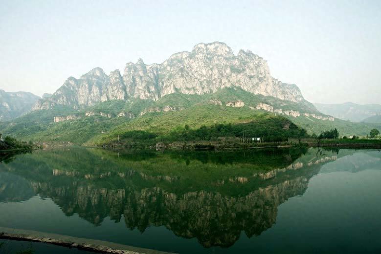 山西凤凰欢乐谷：以山、水、崖、洞、林为特色的休闲度假旅游区