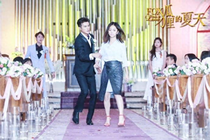 谭松韵《狐狸的夏天》婚纱照首曝光，与姜潮甜蜜爆表