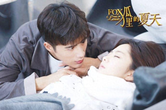 谭松韵《狐狸的夏天》婚纱照首曝光，与姜潮甜蜜爆表