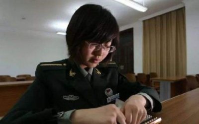 ​她11岁被特招入伍，从小就生活在军营，只因这项技能太难得