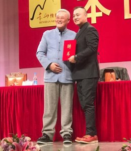 ​他是《马大帅》里的阿豪，如今本山传媒的副总，跟赵钢曾是好兄弟