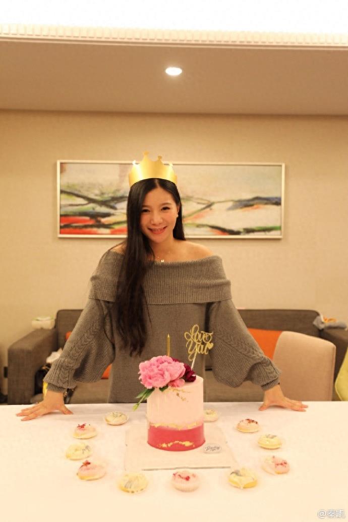 秦凯为老婆何姿庆生献花献吻，一家三口合照超温馨