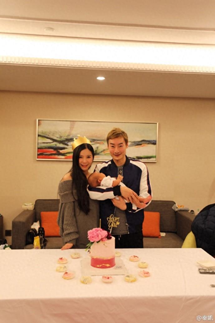 秦凯为老婆何姿庆生献花献吻，一家三口合照超温馨