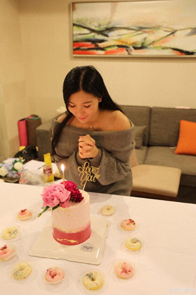 秦凯为老婆何姿庆生献花献吻，一家三口合照超温馨