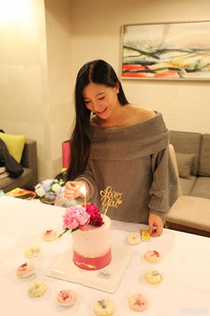 秦凯为老婆何姿庆生献花献吻，一家三口合照超温馨