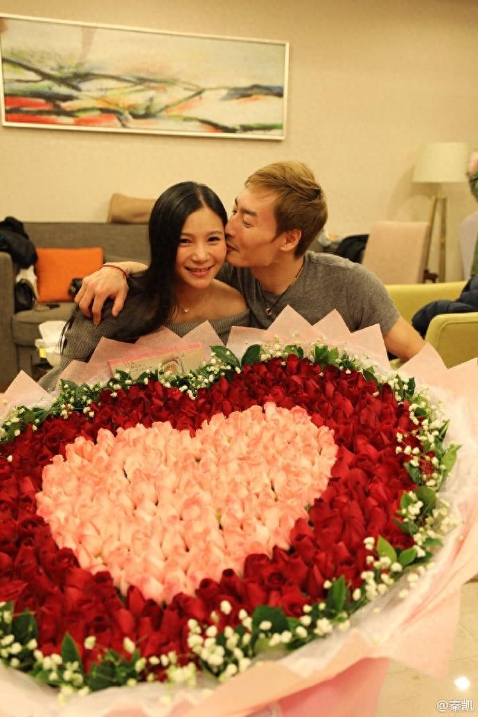 秦凯为老婆何姿庆生献花献吻，一家三口合照超温馨