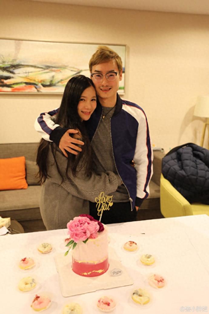 秦凯为老婆何姿庆生献花献吻，一家三口合照超温馨