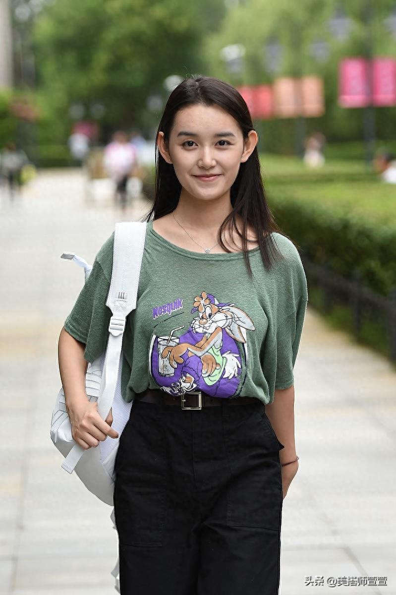 18岁童星蒋依依到中戏报到，披黑长直发淡妆出镜笑容甜美可人