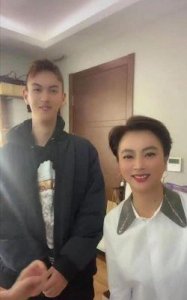 ​李玲玉61岁重返公众视野，晒家庭照与高颜值混血儿子同框惊艳全网
