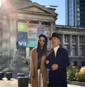 ​两人在加拿大享受逍遥生活，大龅牙笑容满面，留下她在国内面临囹圄之灾