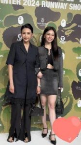 ​53岁邱淑贞近照：盛装出席沈月生日会，母女俩同框宛如姐妹