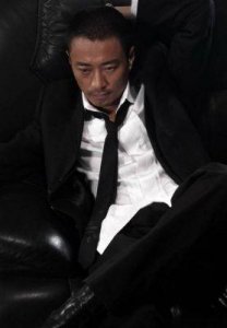 ​揭秘张涵予妻子身份，了解羊梅子的个人资料及代表作品
