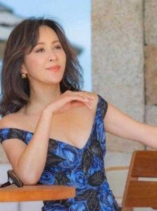 ​58岁刘嘉玲亮相友人庆生派对，状态完美无瑕，网友热议她仅40岁