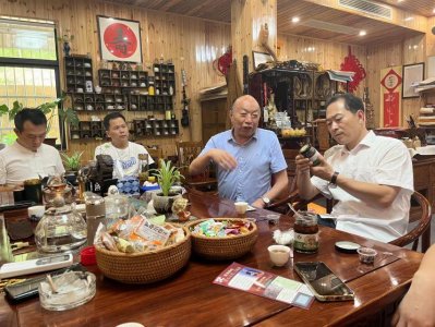 ​中国好人丁伦保在安庆宜秀和特型演员赵诚祥共划食用菌产业发展