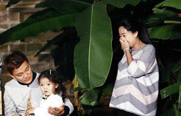 阿拉蕾妈妈挺孕肚陪伴录制节目，阿拉蕾暖心回应，母女俩很有爱！