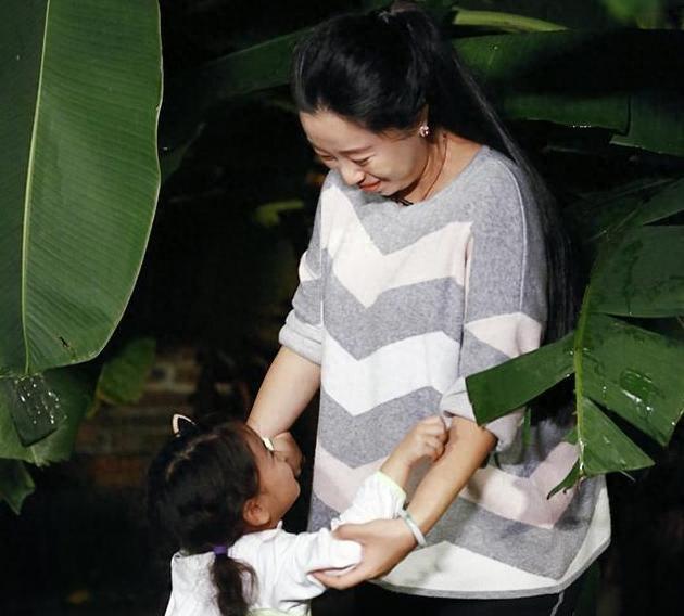 阿拉蕾妈妈挺孕肚陪伴录制节目，阿拉蕾暖心回应，母女俩很有爱！