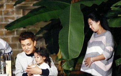​阿拉蕾妈妈挺孕肚陪伴录制节目，阿拉蕾暖心回应，母女俩很有爱！