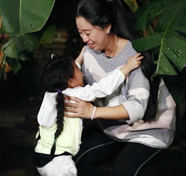 阿拉蕾妈妈挺孕肚陪伴录制节目，阿拉蕾暖心回应，母女俩很有爱！
