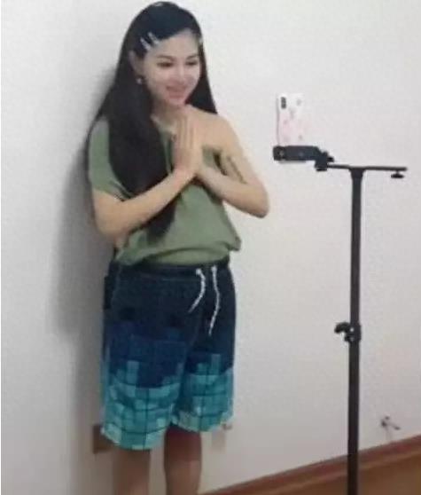 抖音女神猫女林泰国歌走红，镜头里美美的，老公手机里暴露真面目