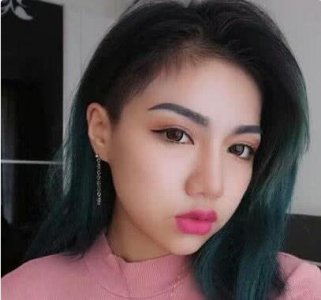 ​抖音女神猫女林泰国歌走红，镜头里美美的，老公手机里暴露真面目