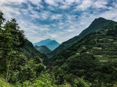 ​龙门山脉构造带地域较广，北东端至广元，南西达泸定