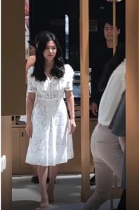 ​宋慧乔离婚风波后首次亮相，看到这无修图的身材，网友：太心疼