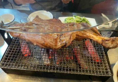 ​两个人吃一只烤羊腿才200多块钱，好吃死了！感觉比烤全羊划算...