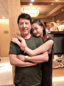 ​关晓彤与父亲母亲合影照曝光 一家人都与张艺谋有缘