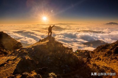​探访牛背山云海，欣赏波涛壮丽的云海景观，感受云海瀑布的魅力