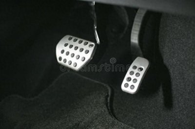 ​我开了10年车，知道刹车前先踩死离合后刹车是大忌，都是经验