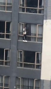 ​悬！贵阳花果园一高楼外竟“吊”着一男子，一直在打电话