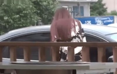 ​车顶放饮料可约女学生？男子亲自尝试，女子上车后，直接谈价格