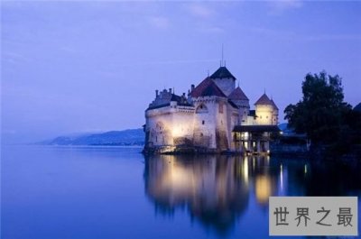 ​西庸城堡曾是军事据点，一边是道路一边是清澈的湖