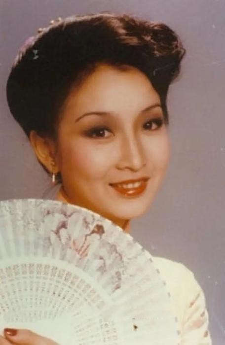黄杏秀的个人简介 为何结婚41年无儿女却被宠成小公主(17)