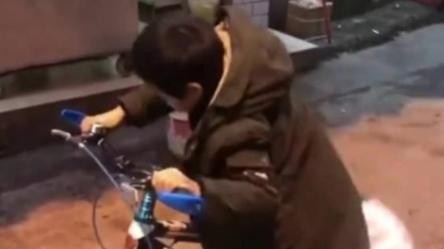 小学生期末得奖回家走出“六亲不认步伐”，孩子：整条街最棒的崽
